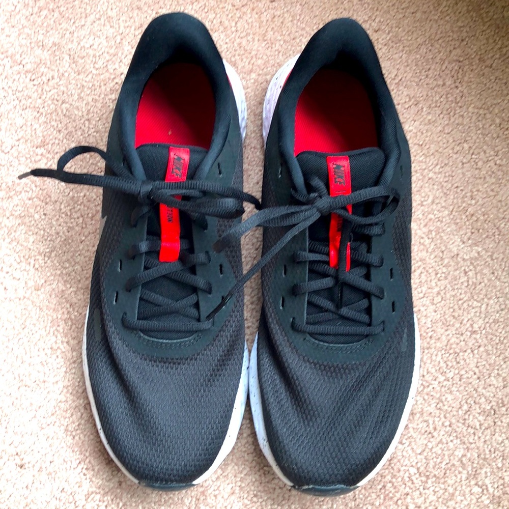 Nike Revolution Mens Running Sneakers- like new- Size 11